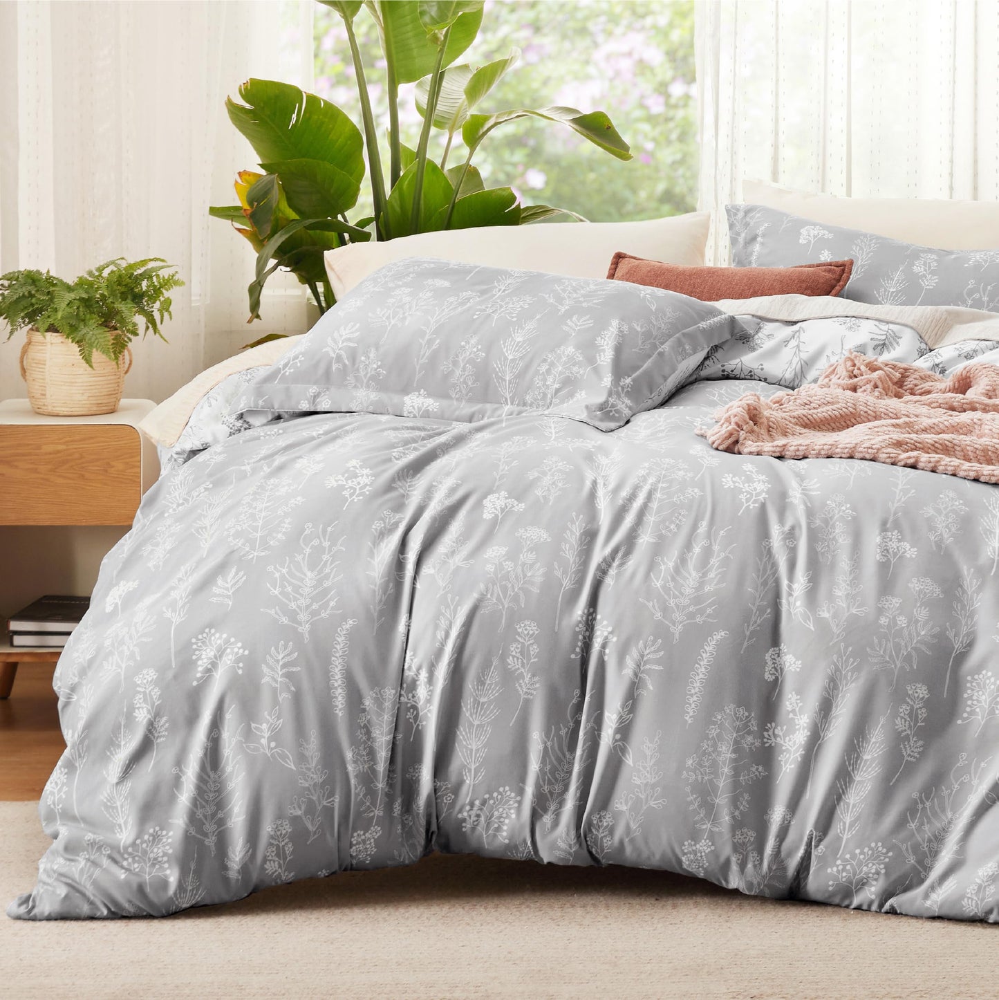 Bedsure Duvet Cover Queen Size - Reversible Cute Floral Duvet Cover Set with Zipper Closure, 3 Pieces White Bedding Set with 8 Corner Ties and 2 Pillow Shams 20"x26"